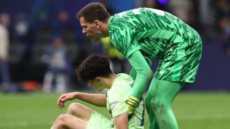 Flick reconfirma la titularidad de Szczesny: "A veces fuma un poco pero él es así"