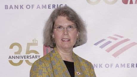 Edith Chaplin quitte la direction de la radio publique états-unienne pour dénoncer les coupes budgétaires drastiques de Trump
