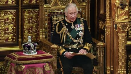 Re Carlo III, secondo fonti reali avrebbe un tumore incurabile. Ecco cosa faranno i figli William e Harry