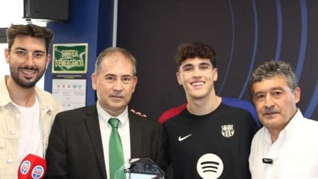 Pau Cubarsí y Vicky López, jugadores Fost Print 2025