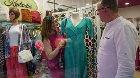 Amaia y Jorge, la pareja que ha abierto una tienda de ropa de segunda mano en el centro de Barakaldo
