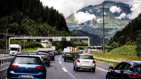 LIVE | Zaterdag wordt drukste dag van zomer in Europa: verkeerskaarten kleuren zwart en rood