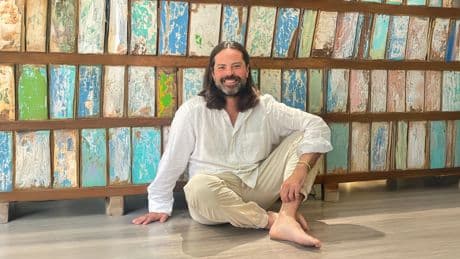 Pablo Escolano, experto en tintes: “Los cabellos con canas son ideales para teñir con henna, es una doble experiencia; dejas de dañarlo con tintes químicos y obtienes todos sus beneficios”