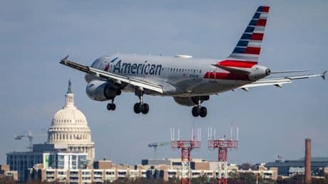 Elle voit "RIP" s'afficher sur le téléphone de son voisin, le signale à l'équipage et son avion d'American Airlines fait immédiatement demi-tour