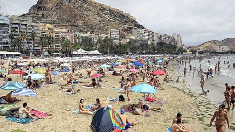 Dos de cada 10 trabajadores españoles no puede pagarse unas vacaciones este verano: "Sólo me quedan 200 euros al mes para comer tras pagar el alquiler"