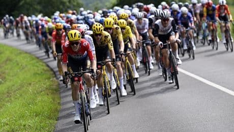 Fiesta de Simon Yates en Puy de Sancy y Pogacar cede gustosamente el maillot amarillo a Healy