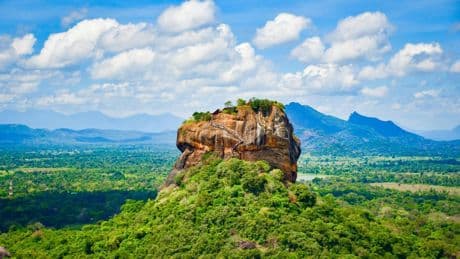 El palacio en la cima de una roca volcánica que es una de las maravillas de Asia