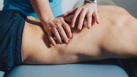 Osteopathie: Sollte das Heilen mit den Händen staatlich geregelt werden?