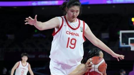 Größte Frau der Welt feiert ihr Debüt in Chinas Nationalteam