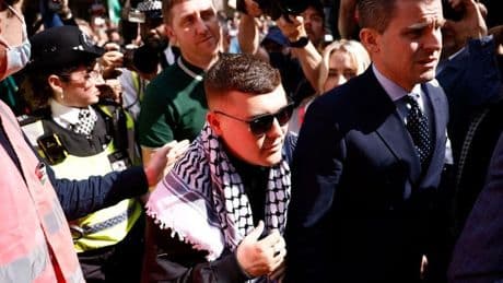 Juzgan en Londres por terrorismo a un miembro de KNEECAP, el grupo de rap que tocará en el BBK Live
