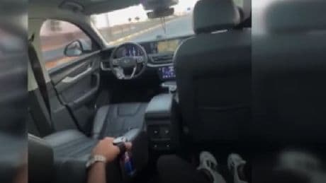 Direksiyona pet şişe sabitledi arka koltuğa geçip video çekti