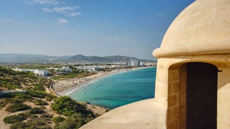 La playa de Ibiza con más famosos por m2 que alberga el restaurante más caro
