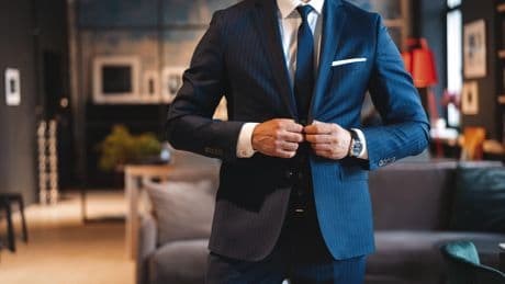 «Je n’en porte plus au bureau» : comment le costume s’adapte aux nouvelles habitudes vestimentaires
