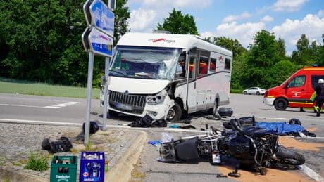 Wohnmobil rammt Motorrad - Mann tot! Frau schwebt in Lebensgefahr