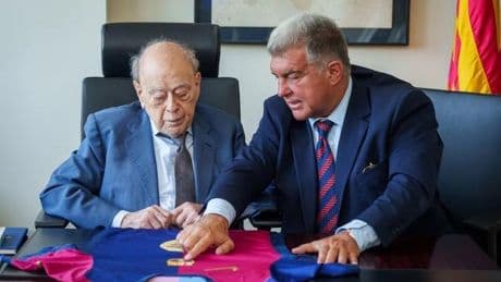 Laporta regala a Jordi Pujol una camiseta del FC Barcelona por el 95 cumpleaños del expresidente