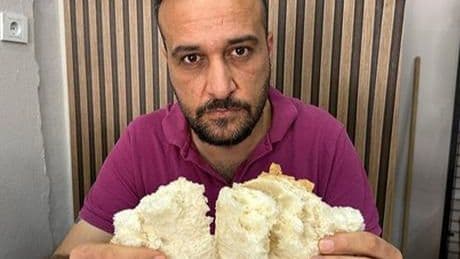 Ağzına attı, çiğnedi, neye uğradığını şaşırdı! Ekmekten bu da çıktı