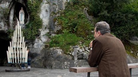 «Je ne peux que lever les mains et dire “je ne sais pas expliquer”»: à Lourdes, quand la médecine s’incline devant le miracle