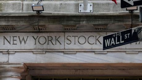 Wall Street finit en retrait, marquant une pause face aux incertitudes économiques
