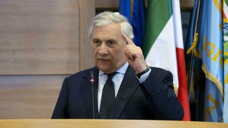 Tajani: «Israele, atti inaccettabili». E alla Camera bagarre su Gaza: «Avete stretto le mani insanguinate di Netanyahu»