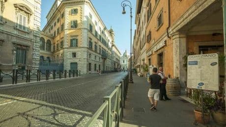 Roma, bambina di 7 anni investita da auto della Polizia a Corso Rinascimento: è ferita, stava attraversando per raggiungere i genitori