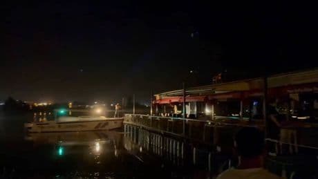 Fırat Nehri üzerinde sabitlenen restoranın halatı koptu, sürüklenen müşteri ve personel botla kurtarıldı