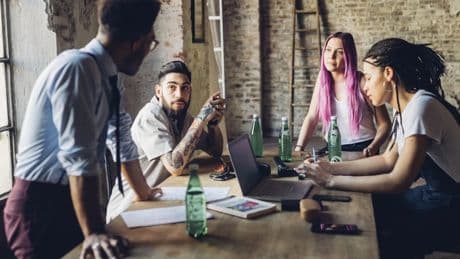 Arbeitsmarkt: KI statt Kollegen: Die neue Arbeitsphilosophie der Tech-Giganten