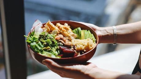 Maneras de enfrentarse al envejecimiento natural: qué comer para evitar lesiones musculares a partir de los 50 años