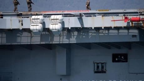 L’espoir de retrouver le marin d’une frégate escortant le porte-avions « Charles-de-Gaulle », disparu en mer, est « désormais nul »