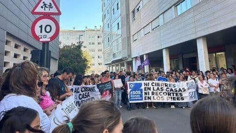 Cientos de zaragozanos vuelven a concentrarse por el cierre de 7 Zonas Jóvenes: "Lucharemos hasta que se nos escuche"