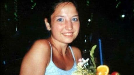Garlasco, tre verità diverse sul dna trovato tra le unghie di Chiara Poggi: cosa può succedere ora
