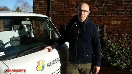 Esta pegatina para el coche identifica a los conductores mayores y sería como la 'L' de los noveles en España: alerta a los demás para que tengan paciencia y cautela