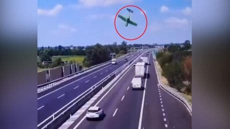 Una avioneta cae en vertical y se estrella contra una autopista en Italia