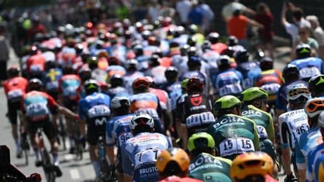 Carambolage dans la caravane, coureurs cachés derrière une voiture ou abandonnés, le rocambolesque Tour de la Guadeloupe 2025