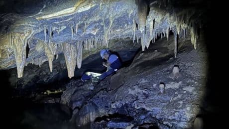 Exploran una cueva y lo que piensan que es basura resulta ser un 'tesoro' de una cultura perdida
