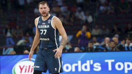Brutal enfado de Luka Doncic con sus compañeros durante un tiempo muerto