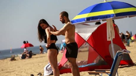 "Inutile d'y mettre plus de 15 euros": les conseils d'une spécialiste pour choisir sa crème solaire