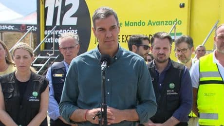 Sánchez anuncia desde Jarilla que el Gobierno declarará "zona de emergencia" las áreas afectadas por los incendios