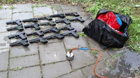 18 vuurwapens uit water gehaald door magneetvisser