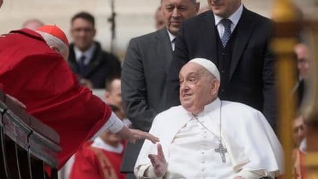 Le pape François prend un bain de foule place Saint-Pierre à Rome lors de la messe des rameaux