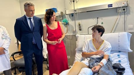 La presidenta Ayuso visita en La Paz al novillero Sergio Rollón