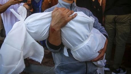 Gazze’de sığınma merkezleri vuruldu: 61 ölü