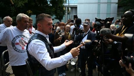 Liberté d'expression au Royaume-Uni: Tommy Robinson, figure de l'extrême droite, mobilise les foules