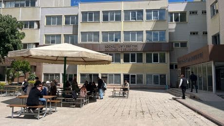 Çatlaklar tespit edilen fakülte binası boşaltıldı
