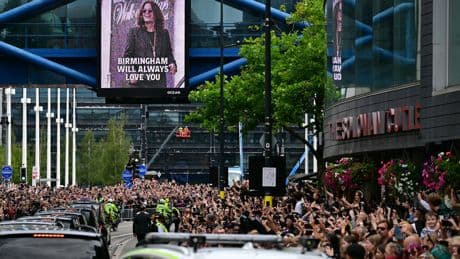 Fleurs, musique à plein volume... À Birmingham, des fans par milliers disent adieu à Ozzy Osbourne