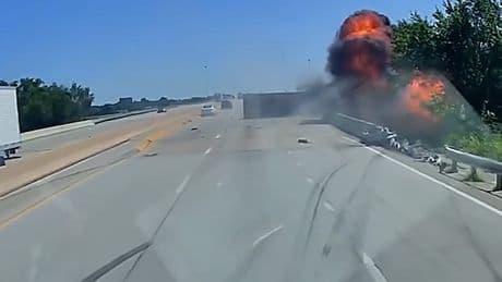 PKW crasht LKW - Mega-Explosion bei Unfall auf Autobahn