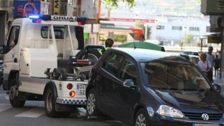 Si tienes un coche eléctrico y se lo tiene que llevar la grúa, presta atención a este truco para no quemar el motor