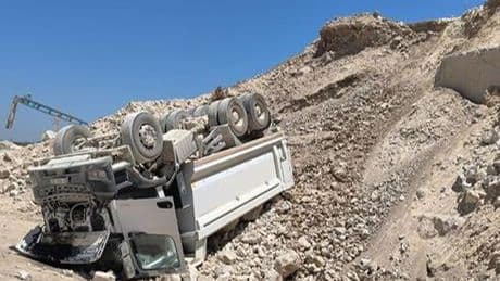 Adana'da devrilen hafriyat kamyonunun sürücüsü hayatını kaybetti
