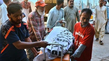 Unfälle: Laster in Pakistan stürzt in Schlucht - 14 Tote