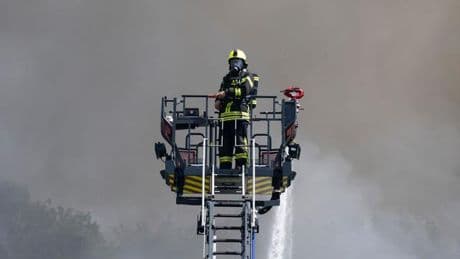 Niedernhausen: Über 250 Einsatzkräfte: Großbrand zerstört Gewerbekomplex