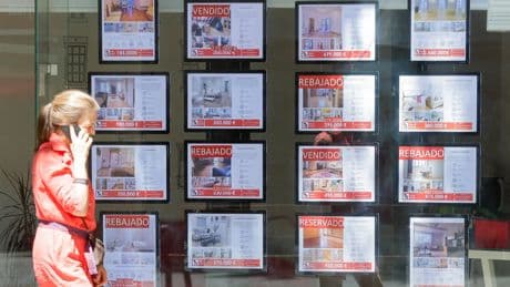 Las grandes ciudades y la costa mediterránea concentran el 60% de las viviendas compradas hasta junio